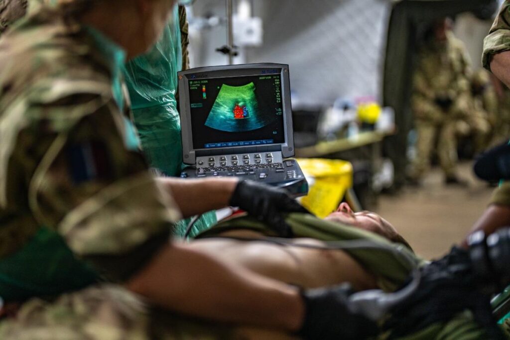 병원에서 전장까지: 군의학이 외상 치료에 미치는 영향